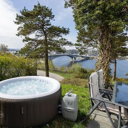 Naer Dyreparken Og Sentrum Med Jacuzzi Apartamento